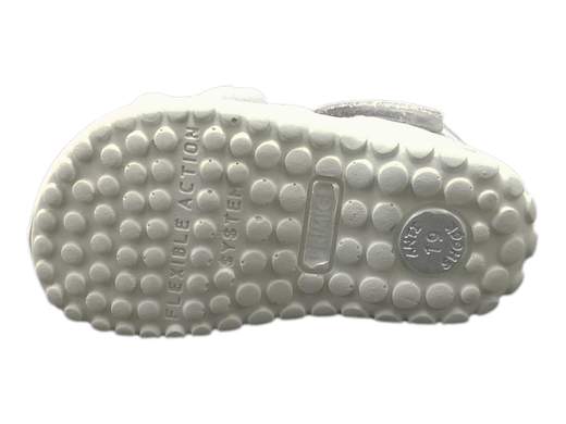 Sandali Primigi 3861333: freschezza e stile per la tua bimba. Pelle bianca/argento, tomaia e cinturino regolabili a strappo, plantare imbottito in pelle, suola flessibile e antiscivolo. Acquista ora!