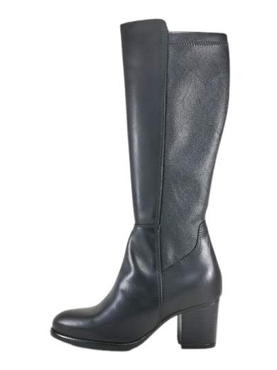 Stivali IGI&CO donna in pelle elasticizzata con tacco a blocco. Caldi, comodi e Made in Italy, ideali per l’inverno e l’uso quotidiano.<br /><br />Questi stivali IGI&CO sono pensati per chi cerca eleganza invernale senza rinunciare al comfort. La tomaia in pelle liscia sul davanti e sul tallone dona una linea raffinata, mentre il gambale posteriore in pelle elasticizzata assicura una vestibilità più adattabile, perfetta anche per polpacci più robusti.<br /><br />La fodera in caldo tessuto tecnico avvolge il piede nelle giornate fredde, mentre la soletta in pelle imbottita accompagna la camminata con una sensazione di morbidezza continua. Il tacco a blocco da 6 cm garantisce stabilità e comfort anche dopo molte ore, rendendo la calzata sorprendentemente confortevole.<br /><br />La suola in gomma antiscivolo offre sicurezza su ogni superficie, mentre il design elegante rende questi stivali ideali dall’ufficio alle uscite serali. Un modello affidabile, femminile e versatile, espressione autentica del Made in Italy firmato IGI&CO.<br /><br />Sceglili per affrontare l’inverno con stile, comfort e personalità.