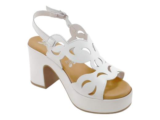Sandali tacco Susimoda 2368/39 con sottopiede PIUMA Gel e tacco comodo. Eleganza e comfort senza rinunce. Provali ora!<br /><br />Hai sempre pensato che tacco alto facesse rima con sofferenza? I Susimoda 2368/39 sono qui per farti cambiare idea, con un mix irresistibile di stile e comfort.<br /><br />Le morbide fasce in pelle abbracciano il piede con sicurezza, dalla pianta fino al collo, mentre il cinturino regolabile in stile slingback ti regala una calzata su misura. Il tutto foderato internamente in pelle per una sensazione di benessere costante.<br /><br />Il vero segreto? Il sottopiede PIUMA Gel con imbottitura extra: una coccola per i tuoi piedi, anche con il tacco a blocco da 8,5 cm (e plateau da 3 cm, così non si sente nemmeno).<br /><br />Perfetti con outfit classici, casual chic o per una serata speciale. Insomma, sono i sandali che ti fanno dire: “tacchi sì, ma comodi!”<br /><br />Lavorazione artigianale Made in Italy.<br />Non farteli scappare: i tuoi piedi ringrazieranno!