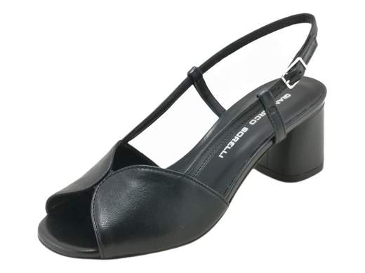 Sandali Gianmarco Sorelli 1906/Imma in pelle nappa con tacco comodo da 5 cm. Raffinati, artigianali, perfetti per ogni look elegante. Made in Italy.<br /><br />Se cerchi dei sandali con tacco eleganti che non ti facciano pentire di averli indossati dopo 10 minuti... benvenuta nel mondo dei *Gianmarco Sorelli 1906/Imma*.<br /><br />La fascia ampia in morbida pelle nappa avvolge il piede con classe (e con quel pizzico di charme italiano che non guasta mai), mentre il cinturino slingback regolabile con fibbia tiene tutto al suo posto. Interno in pelle, sottopiede imbottito e un tacco a blocco da 5 cm: il comfort, qui, non è un optional.<br /><br />E poi c’è la suola in cuoio ecologico antiscivolo, per camminare sicura anche su terreni a rischio figuraccia.<br /><br />Perfetti con un tailleur, un vestito fluido o un jeans con blazer, questi sandali in pelle Made in Italy sono la scelta giusta per ogni occasione chic… dove la parola d’ordine è: raffinata sì, sfinita no.