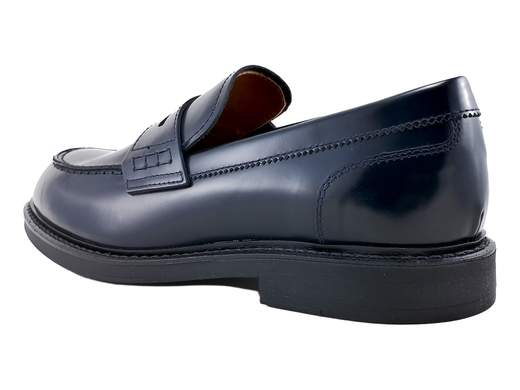 Elegante mocassino da uomo NeroGiardini in pelle semi lucida con suola in gomma e sottopiede imbottito, ideale per cerimonia e abbigliamento formale Made in Italy.