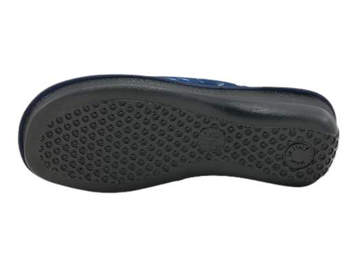 Esplora la pantofola da donna Susimoda 63240/61! Realizzate con amore in Italia, queste pantofole sono la perfetta combinazione di comfort e stile. Con una tomaia in morbido velluto blu e bordeaux con una stampa fantasia vivace, aggiungeranno un tocco di colore e allegria alle tue giornate in casa. Il sottopiede in pelle offre un comfort straordinario, mentre il fondo zeppa di 4 cm extra leggero ti permette di camminare con facilità. Calde, leggere e incredibilmente comode, queste pantofole sono un vero must-have per i momenti di relax. Rilassati con stile e coccola i tuoi piedi con le pantofole Susimoda!