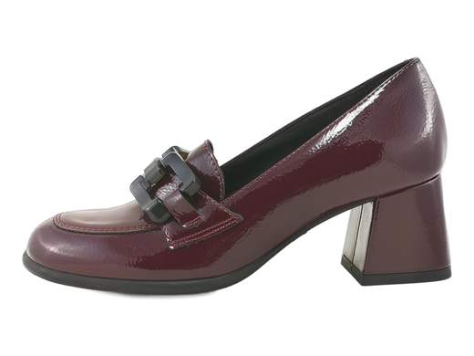 Mocassini IGI&CO 8696111 Fabiana in vernice naplack con catena e tacco a blocco. Eleganza e comfort in puro stile Made in Italy.<br /><br />I mocassini IGI&CO 8696111 Fabiana sono la perfetta sintesi tra classe e comodità. Realizzati in morbida vernice naplack bordeaux (bordò), conquistano al primo sguardo grazie al raffinato accessorio a catena che aggiunge un tocco glamour senza rinunciare alla sobrietà.<br /><br />Il sottopiede in pelle imbottito avvolge il piede in un comfort totale, mentre il tacco a blocco da 5,5 cm e la suola in gomma antiscivolo assicurano stabilità e praticità in ogni momento della giornata.<br /><br />Ideali per l’ufficio, una passeggiata in centro o una serata chic, questi mocassini sono l’emblema dello stile raffinato che non rinuncia al benessere.<br />Ovviamente Made in Italy — eleganza e comfort firmati dalla tradizione artigianale italiana.<br /><br />Provali e scopri quanto può essere comodo essere impeccabilmente elegante!