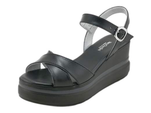 Sandali con zeppa NeroGiardini in pelle morbida. Eleganza, comfort e stile Made in Italy per giornate no stop.<br /><br />Hai presente quei sandali con zeppa che riescono a essere comodi, eleganti e perfetti anche dopo 10.000 passi? Eccoli: i *NeroGiardini E513510D* sono il tuo nuovo alleato estivo.<br /><br />La tomaia ad incrocio in morbida pelle, abbinata al cinturino alla caviglia regolabile con fibbia, offre una calzata sicura ma con classe. Il piede è avvolto da una fodera in pelle che sa essere fresca e confortevole anche nelle giornate roventi, mentre il sottopiede imbottito ti fa dimenticare che indossi dei tacchi (quasi).<br /><br />La zeppa in gomma di 7 cm è solida, stabile e incredibilmente leggera—perfetta per affrontare la città, una vacanza on the road o una giornata in ufficio col sorriso. Questi sandali sono un vero mix tra stile classico, praticità e un pizzico di fascino retrò.<br /><br />Insomma, se cerchi sandali estivi da donna con zeppa, belli ma anche comodi, qui trovi comfort e artigianalità *100% Made in Italy*. E sai che significa: camminare bene, ma con stile.
