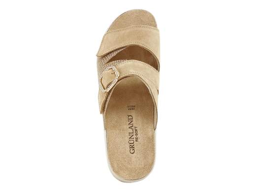 Ciabatte donna zeppa Grunland CE0464 DIDA in camoscio con plantare estraibile RE-SOFT. Comfort, stile e praticità con 4 cm di leggerezza.<br /><br />Ciabatte da donna Grunland CE0464: quando la comodità incontra un tocco di brillantezza. La tomaia in camoscio e stampa rettile, arricchita da fibbia dorata con strass, regala un look raffinato ma sempre pratico.<br /><br />Le due fasce regolabili a strappo ti permettono di avere la calzata che vuoi, senza compromessi. Il vero asso nella manica? Il plantare imbottito RE-SOFT in pelle, estraibile e sostituibile: comfort personalizzato a ogni passo.<br /><br />La zeppa in poliuretano da 4 cm è leggera, stabile e ammortizzante, perfetta per accompagnarti dalla passeggiata in città al relax in vacanza. Grunland pensa al tuo benessere senza rinunciare allo stile.<br /><br />Non lasciarle scappare: scegli le tue Grunland CE0464 e porta ai piedi comodità e charme tutti i giorni.