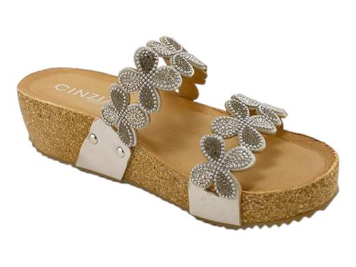 Brilla con le ciabatte donna CINZIA Soft CI1003: comfort e stile per ogni occasione. Provale subito e conquista ogni passo!<br /><br />Pronte a far scintillare ogni passo? Le ciabatte donna CINZIA Soft CI1003 sfoggiano due morbide strisce che avvolgono il piede con delicatezza, impreziosite da una miriade di piccoli strass bicolore che catturano la luce ad ogni movimento.<br /><br />Il sottopiede in pelle, imbottito e morbidissimo, regala un comfort che ti farà dimenticare di averle ai piedi. La zeppa in gomma da 4,5 cm offre sostegno e praticità, accompagnandoti in ogni occasione.<br /><br />Perfette per outfit casual o sportivi, ideali per passeggiate e vacanze: ovunque serva comodità senza rinunciare allo stile. Non aspettare: infilale e goditi la tua estate con passo brillante!