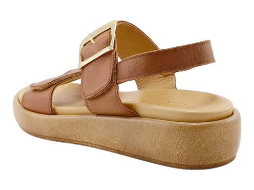 Sandali platform Grunland SA 2082 in pelle, con fasce regolabili e sottopiede RE-SOFT. Comfort e freschezza perfetti per l’estate!<br /><br />Estate rovente e piedi in cerca di salvezza? I sandali Grunland SA 2082 I8FLES sono qui per coccolarli a ogni passo — con stile, ovviamente.<br /><br />Due morbide fasce in pelle regolabili a strappo garantiscono la massima praticità, mentre la maxi fibbia estetica (non funzionale, ma molto fashion) aggiunge un tocco di carattere che non passa inosservato.<br /><br />Il sottopiede RE-SOFT in pelle con imbottitura extra è l’arma segreta del comfort, mentre la suola platform da 3,5 cm, leggera e antiscivolo, ti regala qualche centimetro in più senza sacrificare la stabilità.<br /><br />Freschi, versatili e perfetti per ogni outfit estivo — dalla passeggiata al lungomare fino alla vacanza in relax.<br />Comodità e stile non sono mai stati così in sintonia. Provali subito!