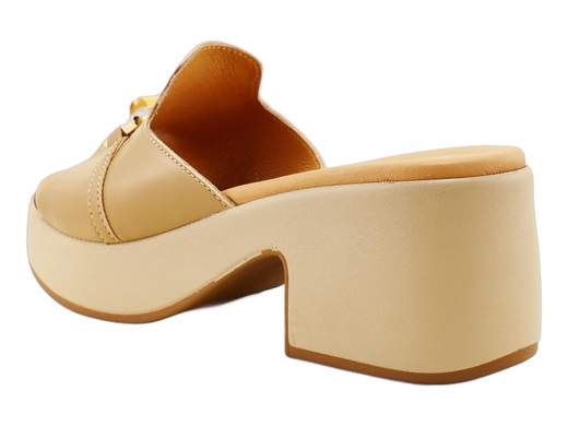 Ciabatte donna Susimoda 1417/39 con PIUMA GEL, tomaia in pelle e tacco comodo. Eleganza e comfort Made in Italy.<br /><br />Le ciabatte SUSIMODA 1417/39 nascono per chi ama unire eleganza e benessere anche nelle uscite quotidiane. La morbida fascia in pelle, impreziosita da un raffinato accessorio dorato, dona un look chic e curato, ideale per completare outfit estivi con un tocco distintivo.<br /><br />Il sottopiede PIUMA GEL in pelle imbottita offre una morbidezza sorprendente ad ogni passo, mentre il fondo in poliuretano con tacco/plateau da 6 cm slancia la silhouette garantendo comunque stabilità e leggerezza.<br /><br />Una calzatura pensata per sentirsi comode ma sempre con stile, dal passeggio al tempo libero. Ovviamente Made in Italy.<br /><br />Pronta a uscire con eleganza senza rinunciare alla comodità?