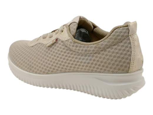 Scopri le Sneakers Donna ENVAL Soft 5764733 Kayla in rete beige, fresche e comode per l'estate, su Laporta Calzature. Acquista ora!<br /><br />Le Sneakers Donna ENVAL Soft 5764733 Kayla, disponibili su Laporta Calzature, sono la scelta perfetta per affrontare le giornate estive e le mezze stagioni con stile e comfort. <br />Realizzate in morbido tessuto a rete beige, garantiscono freschezza e traspirabilità, rendendole ideali per l'uso quotidiano. <br />La pratica chiusura con lacci elastici in stile slip-on facilita la calzata, mentre il morbido sottopiede estraibile in memory foam rivestito in pelle offre un comfort eccezionale. <br />La suola ginnica in poliuretano, leggera e flessibile, alta 3,5 cm, è perfetta per garantire stabilità e praticità sia in città che in vacanza. <br />Orgogliosamente Made in Italy, queste sneakers sono il simbolo di qualità e artigianalità. <br />Aggiorna il tuo guardaroba con un tocco di freschezza e comfort, acquista ora su Laporta Calzature!