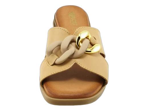 Ciabatte donna IGI&CO Elina 7686411 in pelle con catena trendy e sottopiede memory foam. Stile e comodità Made in Italy ai tuoi piedi.<br /><br />Se pensavi che una ciabatta fosse solo pratica, la Elina di IGI&CO ti fa cambiare idea. Pelle morbida e fodera in pelle avvolgono il piede, mentre la maxi catena frontale aggiunge quel tocco fashion che non passa inosservato.<br /><br />L’inserto elastico nascosto sotto la fascia è un piccolo colpo di genio: migliora la calzata e rende la scarpa ancora più confortevole. Ma il vero asso nella manica è il sottopiede in memory foam, imbottito al punto giusto per coccolare ogni passo.<br /><br />La suola in gomma antiscivolo con tacco basso da 2,5 cm chiude il cerchio: leggera, sicura e super versatile. Perfette per passeggiate, vacanze o semplicemente per dare un tocco chic al tuo outfit di tutti i giorni.<br /><br />Made in Italy, naturalmente.<br /><br />Pronta a dare ai tuoi piedi un mix di comfort e stile senza compromessi? Scegli subito le Elina e falla tua!