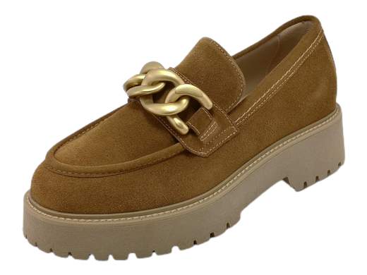 Esplora l'eleganza senza tempo con il mocassino da donna NeroGiardini I205110D. Realizzato in raffinato camoscio velour e arricchito da un accessorio a catena, questo mocassino è perfetto per la donna attiva che non vuole rinunciare allo stile. La suola in gomma carrarmato offre aderenza e resistenza su qualsiasi superficie. Progettato e realizzato con maestria in Italia, questo mocassino unisce moda e funzionalità per un look senza compromessi. Rinnova il tuo guardaroba con l'artigianalità italiana di NeroGiardini.