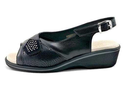 Scopri i Sandali Donna Susimoda 29080/14 con tomaia elasticizzata e regolazione a strappo, comodi e ideali per piedi problematici, su Laporta Calzature. Acquista ora!<br /><br />I Sandali Donna Susimoda 29080/14, disponibili su Laporta Calzature, sono progettati per offrire comfort a chi ha piedi problematici. <br />La tomaia elasticizzata, in morbida pelle e materiale stretch, assicura una perfetta adattabilità, mentre la regolazione a strappo in pianta facilita la calzata. Piccoli strass decorativi aggiungono un tocco di eleganza. Chiusura regolabile posteriore con fibbia (+ elastico).<br />Il fondo zeppa di 4 cm in gomma micro è leggerissimo, garantendo stabilità e leggerezza. Il morbido plantare PIUMAGEL in pelle offre un comfort eccezionale per tutto il giorno. <br />Questi sandali, Made in Italy, sono ideali per un look pratico ma raffinato, perfetti sia per il giorno che per occasioni più eleganti. <br />Aggiungi comfort e stile al tuo guardaroba, acquista ora su Laporta Calzature!