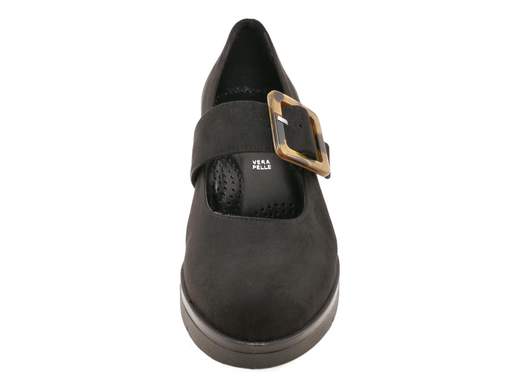 Décolleté Mary Jane con zeppa Cinzia Soft: eleganza e comfort Made in Italy per look raffinati da mattina a sera.<br /><br />Quando la classe incontra la praticità, nascono loro: le décolleté Mary Jane con zeppa Cinzia Soft TS126041. Il camoscio sintetico nero è raffinato quanto basta, mentre il maxi cinturino con fibbia marrone aggiunge quel tocco deciso che non passa inosservato.<br /><br />Il sottopiede in pelle super imbottito ti coccola a ogni passo, e la zeppa da 5 cm in gomma antiscivolo è l’alleata perfetta per affrontare la giornata con stile (e senza soffrire).<br /><br />Raffinate ma comode, si adattano a ogni occasione: perfette in ufficio, irresistibili di sera. Ovviamente Made in Italy.
