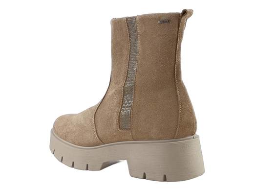 Stivaletti Igi&Co in pelle scamosciata fango con strass, fondo carrarmato leggero e comfort elevato. Stile raffinato Made in Italy.<br /><br />Questi stivaletti Igi&Co Stefy uniscono carattere e femminilità con grande naturalezza. La tomaia in pelle scamosciata color fango dona un’eleganza morbida e versatile, arricchita da una delicata banda di piccoli strass sul gambale esterno che illumina il look senza eccessi, nel segno del Made in Italy.<br /><br />All’interno, la soletta in pelle imbottita ed estraibile assicura traspirabilità e una piacevole sensazione di morbidezza, mantenendo il piede asciutto e rilassato anche dopo molte ore. La calzata è comoda e accogliente, ideale per accompagnarti durante tutta la giornata.<br /><br />La zip laterale rende la calzata pratica, mentre il fondo carrarmato in poliuretano da 5 cm è leggero e ammortizzante, perfetto per affrontare l’inverno con stabilità e comfort. Un dettaglio che aggiunge grinta senza rinunciare allo stile.<br /><br />Stivaletti casual ma curati, perfetti dall’ufficio alle uscite serali, per completare outfit raffinati con un tocco luminoso.<br />Indossali e lasciati conquistare da un comfort che non rinuncia allo stile.