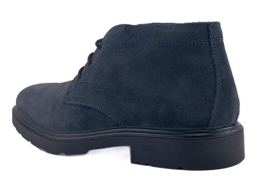 Desert boot in pelle scamosciata blu notte con soletta estraibile e suola leggera. Comode, eleganti e versatili per lavoro e tempo libero.<br /><br />Queste desert boot in pelle scamosciata blu notte rappresentano una scelta raffinata e attuale per chi cerca uno stile sobrio ma ricercato, perfetto da indossare ogni giorno. Il colore profondo e la texture morbida della pelle donano eleganza senza risultare formali.<br /><br />La classica allacciatura a 3 fori assicura una regolazione semplice e sempre precisa, mentre la fodera interamente in pelle contribuisce a mantenere il piede confortevole e ben traspirante. La soletta imbottita ed estraibile migliora l’appoggio e rende la calzata morbida anche dopo molte ore di utilizzo.<br /><br />La suola in poliuretano con tacco da 3 cm è leggera, flessibile e ammortizzante: accompagna il passo in modo naturale e rende queste desert boot ideali per affrontare le giornate più fredde senza affaticare il piede.<br /><br />Versatili e facili da abbinare, sono perfette sia per il lavoro e l’ufficio, sia per le uscite serali, adattandosi con naturalezza a tutti gli outfit casual raffinati.<br />Aggiungile ora al carrello e scegli una desert boot comoda ed elegante, pensata per accompagnarti ogni giorno con stile e comfort.<br /><br />Made in Italy.
