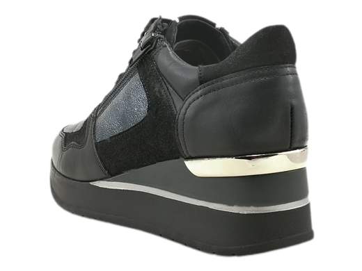 Esplora lo stile e il comfort con le sneakers donna Cinzia Soft IV2518913. Queste sneakers di alta qualità combinano la pelle e il camoscio con dettagli lucidi stampati, creando un design unico e accattivante. La chiusura lampo con regolazione dei lacci assicura una vestibilità personalizzata e facile da indossare. Il sottopiede imbottito in pelle, estraibile per una pulizia semplice, garantisce un comfort straordinario. Con un fondo ginnico alto di 5,5 cm, queste sneakers offrono non solo uno stile distintivo ma anche un supporto extra alla tua camminata. Scegli le Cinzia Soft IV2518913 per un'esperienza di indossabilità superiore, combinando moda e comfort in modo impeccabile.