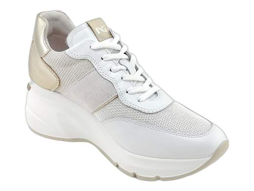Sneakers NeroGiardini E512962D in pelle e rete laminata, con zeppa sportiva 6,5 cm e sottopiede DryGo estraibile. Comode, traspiranti e Made in Italy. <br /><br />Grinta e stile in un'unica scarpa! <br />Le sneakers NeroGiardini E512962D uniscono pelle e rete laminata per un look fresco e raffinato, con un tocco gold sul retro che fa la differenza. <br />La fodera in morbida pelle coccola il piede, mentre il sottopiede DryGo estraibile assicura igiene e comfort per tutto il giorno. <br />Il fondo zeppa da 6,5 cm regala slancio e carattere senza rinunciare alla praticità. Perfette per un look casual-chic o sporty-glam! <br />Scoprile su Laporta Calzature e porta il tuo stile al livello successivo!