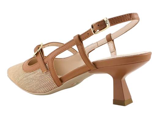 Elegante scarpa slingback NeroGiardini con tomaia in tessuto paglia e profili in pelle cognac, tacco 5 cm e doppio cinturino, perfetta per cerimonie estive.