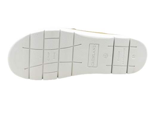 Ciabatta donna Grunland CE 0855 68MOLL in pelle nabuk con fascia incrociata, plantare estraibile Dry Soft e zeppa 4 cm. Comfort Made in Italy.<br /><br />Le ciabatte donna Grunland CE 0855 68MOLL sono la scelta perfetta se cerchi comfort e praticità senza rinunciare allo stile. La tomaia in morbida pelle nabuk con ampia fascia ad incrocio avvolge il piede con eleganza, mentre l’apertura completa a strappo assicura una calzata personalizzata e veloce.<br /><br />Il sottopiede estraibile in pelle DRY SOFT è studiato per assorbire l’umidità e rendere ogni passo più morbido. E se vuoi, puoi sostituirlo con un plantare personale: un plus irrinunciabile per chi ha esigenze specifiche.<br /><br />La zeppa in gomma antiscivolo da 4 cm ti regala stabilità e comodità per tutto il giorno, che tu sia a casa, in vacanza o in giro per il tempo libero.<br /><br />Quando si parla di Grunland, il comfort incontra la qualità artigianale Made in Italy: un vero alleato per il benessere quotidiano.<br /><br />Scoprile ora e lascia che ogni camminata diventi più leggera!