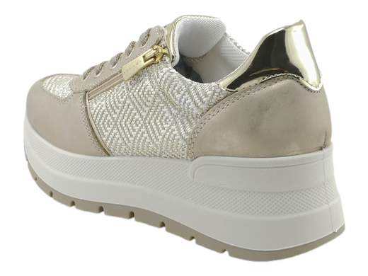 Sneakers donna IGI&CO Kola 7661311 in pelle laminata oro e jacquard. Comfort e stile con suola da 5,5 cm e chiusura zip. Acquistale su Laporta Calzature! <br /><br />Un tocco di luce per i tuoi outfit! <br />Le sneakers IGI&CO Kola 7661311 mixano pelle laminata color foglia oro e tessuto jacquard color avorio per un look raffinato e traspirante. <br />Praticissime grazie alla doppia chiusura con lacci e zip laterale, offrono il massimo del comfort con il sottopiede imbottito ed estraibile e la suola ginnica ammortizzante da 5,5 cm. <br />Perfette per chi non rinuncia allo stile senza sacrificare il benessere. <br />100% Made in Italy e disponibili su Laporta Calzature. <br />Aggiungile subito al carrello e brilla a ogni passo!