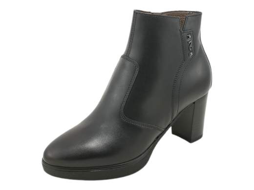 Scopri i Tronchetti Donna NeroGiardini I411200D in pelle, eleganti e pratici con tacco di 7 cm e zip laterale. Acquista ora su Laporta Calzature!<br /><br />I Tronchetti Donna NeroGiardini I411200D, disponibili su Laporta Calzature, sono il mix perfetto di stile, comfort e versatilità. Realizzati interamente in pelle di qualità, questi tronchetti esprimono un’eleganza senza tempo, ideale per completare ogni look. <br />La comoda zip laterale rende la calzata rapida e senza sforzo, mentre il sottopiede imbottito in pelle garantisce un comfort che dura tutto il giorno. <br />La suola in gomma, con tacco di 7 cm e plateau di 1,5 cm, ti offre un tocco di altezza e sicurezza, perfetti per affrontare sia una lunga giornata in ufficio che una serata speciale. <br />Dai un tocco di grinta e raffinatezza al tuo stile: acquista ora su Laporta Calzature e fai ogni passo con classe!