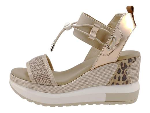 Acquista i sandali donna NeroGiardini E307750D su Laporta Calzature. Comodi, traspiranti e alla moda, perfetti per ogni look. Scopri di più e ordina ora.<br /><br />I sandali donna NeroGiardini E307750D, disponibili su Laporta Calzature, sono l'ideale per chi cerca un look originale e grintoso. Realizzati in materiale tecnico e tela, offrono un design moderno e di tendenza. L'interno in pelle garantisce un comfort duraturo, mentre la chiusura con elastico e lacci a chiusura rapida rende questi sandali estremamente facili da indossare. Il sottopiede imbottito in pelle assicura traspirabilità, igiene e comodità, permettendoti di indossarli per lunghe ore senza problemi. La zeppa bi-materiale alta 8 cm aggiunge un tocco di stile e slancio alla tua figura. Made in Italy, questi sandali rappresentano l'eccellenza artigianale italiana. Arricchisci il tuo guardaroba con un paio di sandali che uniscono stile, comfort e praticità. Ordina subito su Laporta Calzature e cammina con eleganza e sicurezza!