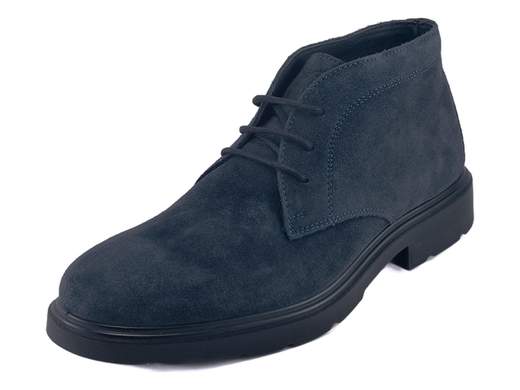 Desert boot in pelle scamosciata blu notte con soletta estraibile e suola leggera. Comode, eleganti e versatili per lavoro e tempo libero.<br /><br />Queste desert boot in pelle scamosciata blu notte rappresentano una scelta raffinata e attuale per chi cerca uno stile sobrio ma ricercato, perfetto da indossare ogni giorno. Il colore profondo e la texture morbida della pelle donano eleganza senza risultare formali.<br /><br />La classica allacciatura a 3 fori assicura una regolazione semplice e sempre precisa, mentre la fodera interamente in pelle contribuisce a mantenere il piede confortevole e ben traspirante. La soletta imbottita ed estraibile migliora l’appoggio e rende la calzata morbida anche dopo molte ore di utilizzo.<br /><br />La suola in poliuretano con tacco da 3 cm è leggera, flessibile e ammortizzante: accompagna il passo in modo naturale e rende queste desert boot ideali per affrontare le giornate più fredde senza affaticare il piede.<br /><br />Versatili e facili da abbinare, sono perfette sia per il lavoro e l’ufficio, sia per le uscite serali, adattandosi con naturalezza a tutti gli outfit casual raffinati.<br />Aggiungile ora al carrello e scegli una desert boot comoda ed elegante, pensata per accompagnarti ogni giorno con stile e comfort.<br /><br />Made in Italy.