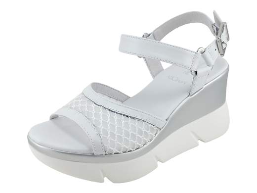 Sandalo donna NeroGiardini con zeppa bicolore 8 cm, tomaia in pelle e rete ricamata, cinturino regolabile e sottopiede memory per un look sportivo e grintoso.
