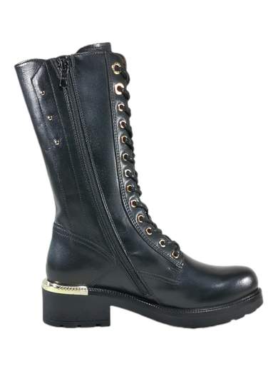 Conquista l'inverno con uno stile deciso e raffinato: l'anfibio alto da donna NeroGiardini I308991D è il perfetto equilibrio tra grinta e raffinatezza. Realizzato in pelle di alta qualità, si distingue per l'esclusiva zip dorata, mentre la doppia chiusura lampo laterale e centrale, accompagnata da un'ampia allacciatura, conferisce un tocco distintivo e versatile. Il plantare imbottito in pelle assicura un comfort superiore ad ogni passo, mentre la suola in gomma robusta, con un tacco a blocco di 4 cm, offre stabilità e presenza audace su ogni terreno. Questo anfibio combat boots rappresenta la combinazione perfetta tra design italiano all'avanguardia e funzionalità, rendendo ogni momento dell'inverno un'occasione per esprimere il tuo stile distintivo.