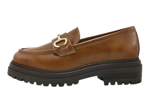 Esplora l'eleganza senza tempo con il mocassino da donna NeroGiardini I217715D. Realizzato interamente in pelle e arricchito da un accessorio metal, questo mocassino è perfetto per la donna attiva che non vuole rinunciare allo stile. La suola in gomma carrarmato offre aderenza e resistenza su qualsiasi superficie. Progettato e realizzato con maestria in Italia, questo mocassino unisce moda e funzionalità per un look senza compromessi. Rinnova il tuo guardaroba con l'artigianalità italiana di NeroGiardini.