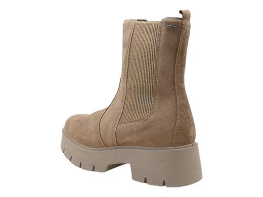 Stivaletti Chelsea IGI&CO donna in pelle scamosciata. Comodi, versatili e con fondo carrarmato, perfetti per lavoro e serate. Scopri il Made in Italy! <br /><br />Se cerchi uno stivaletto che unisca praticità e stile, gli stivaletti Chelsea IGI&CO 6665711 Stefy sono la risposta! <br />Realizzati in pelle scamosciata color fango, combinano l'eleganza casual alla grinta del fondo carrarmato leggero e robusto. <br />La zip interna e l’elastico laterale garantiscono una calzata facile e veloce, mentre il tacco da 5 cm aggiunge il giusto slancio. <br />Dal lavoro alle uscite con gli amici, sono perfetti per ogni occasione. <br />Made in Italy, perché i tuoi piedi meritano qualità e stile. Non aspettare: dai il via al tuo prossimo outfit con un clic!