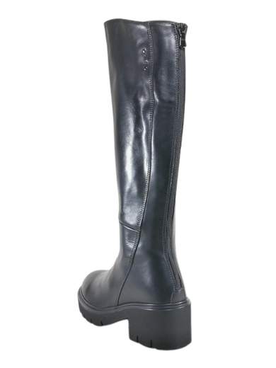 Stivali donna NeroGiardini in pelle nera con tacco comodo e fondo carrarmato leggero. Eleganti, grintosi e super pratici. Made in Italy.<br /><br />Se cerchi uno stivale che non ti tradisca mai, e magari ti faccia anche un po’ sentire protagonista, questi NeroGiardini in pelle nera fanno proprio al caso tuo. Morbidissimi al tatto e comodissimi ai piedi, sono Made in Italy come garanzia d’affidabilità.<br /><br />All’interno trovi una fodera in pelle che ti coccola durante tutta la giornata. E il sottopiede? Un plantare memory estraibile che si adatta a te come se ti conoscesse da sempre.<br /><br />Il fondo carrarmato ultraleggero ti permette di affrontare pioggia, vento, sampietrini e qualsiasi altra insidia urbana. Il tacco a blocco da 5 cm mantiene l’equilibrio perfetto tra slancio ed equilibrio.<br /><br />La zip posteriore dona quel look pulito tipico dello stivale a tubo… ma senza farti sudare sette camicie per infilarlo. Grintosi ma eleganti, comodi ma raffinati: lo stivale ideale per passare dall’ufficio alla serata fuori senza cambiare passo e senza perdere stile.<br /><br />Non aspettare: aggiungili al carrello e porta ai tuoi outfit un bel po’ di carattere Made in Italy.