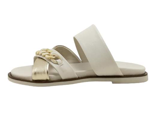 La ciabatta bassa da donna Grunland CI 3164 L6FEBE è un modello elegante e raffinato, perfetto per l'estate. La tomaia è interamente realizzata in pelle bicolore crema e platino, con un accessorio catena in tinta. Il sottopiede è imbottito e la suola è in gomma con tacco di 1 cm.<br />Questa ciabatta è ideale per chi cerca un modello comodo e alla moda da indossare in città, al lavoro o in occasioni speciali. È disponibile in diverse misure, perfetti per ogni piede.