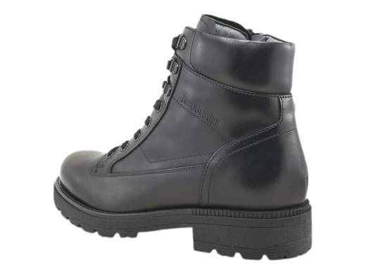 Anfibi uomo NeroGiardini in vera pelle con zip laterale e fondo carrarmato. Grintosi, comodi e traspiranti. Scopri su Laporta Calzature! Made in Italy. <br /><br />Gli anfibi NeroGiardini I400513U sono il perfetto alleato per affrontare l’inverno con stile e carattere. <br />Realizzati interamente in vera pelle, combinano un design grintoso e raffinato con la massima praticità. <br />La doppia chiusura con lacci e zip laterale garantisce una calzata facile e sicura, mentre il sottopiede imbottito estraibile DryGo assicura traspirabilità e igiene ottimali. <br />Il robusto fondo in gomma carrarmato offre stabilità anche nelle giornate più fredde e movimentate. <br />Perfetti per passare dal lavoro al tempo libero con un look combat ma elegante. <br />Scoprili su Laporta Calzature e porta il Made in Italy ai tuoi piedi!