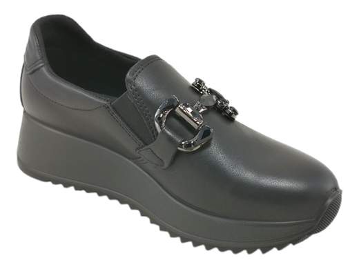 Mocassini Enval Soft in pelle nappa nera con platform e accessorio in pietre: comfort ed eleganza Made in Italy per ogni occasione.<br /><br />Comfort ed eleganza si incontrano nei mocassini platform Enval Soft 8779111 Esther. Realizzati in morbida pelle nappa color nero, catturano lo sguardo con l’elegante accessorio in pietre tono su tono, perfetto per aggiungere un tocco di classe anche ai look più semplici.<br /><br />Il sottopiede in pelle imbottito con memory foam regala una sensazione di benessere che dura tutto il giorno, mentre la zeppa platform di 4 cm in poliuretano leggero e antiscivolo assicura stabilità e leggerezza ad ogni passo.<br /><br />Ideali per chi ama uno stile pratico ma curato, questi mocassini Made in Italy sono la scelta giusta per affrontare la giornata con fascino e comodità.<br /><br />Cammina con stile e leggerezza: provali subito e non vorrai più toglierli!