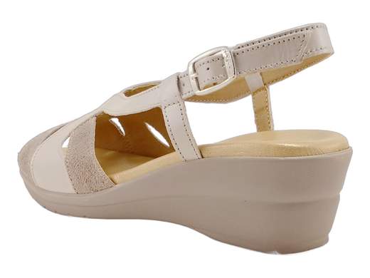 Sandali donna CINZIA Soft con zeppa 4,5 cm, pelle laminata e camoscio brillante. Eleganza e comfort in ogni passo. Scoprili ora!<br /><br />Sandali classici donna CINZIA Soft IO173690C.<br />Eleganza e comodità si fondono in questo modello con zeppa, perfetto per chi non vuole rinunciare allo stile anche nelle giornate più intense.<br /><br />La tomaia in morbida pelle laminata e camoscio puntinato brillante aggiunge un tocco raffinato, mentre l’elastico sul collo del piede garantisce una calzata ideale anche per chi ha un collo alto o esigenze particolari.<br /><br />Il plantare in pelle è imbottito e leggermente anatomico, studiato per offrire un comfort superiore. La zeppa di 4,5 cm assicura stabilità e leggerezza, rendendo questi sandali compagni ideali dalla mattina alla sera.<br /><br />Perfetti per occasioni speciali, per l’uso quotidiano e per tutte quelle volte in cui desideri coniugare praticità e stile. Non lasciarteli sfuggire, provali subito!
