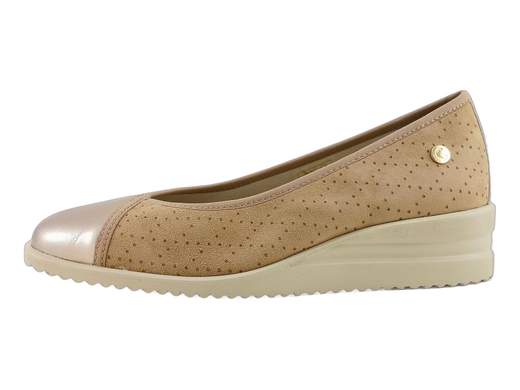 Scarpa comfort da donna Cinzia Soft in camoscio micro traforato taupe e pelle laminata sabbia, con plantare estraibile e zeppa flessibile da 3,5 cm.