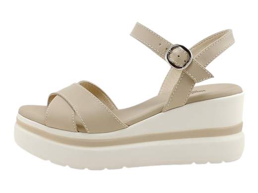 Sandali con zeppa NeroGiardini in pelle morbida. Eleganza, comfort e stile Made in Italy per giornate no stop.<br /><br />Hai presente quei sandali con zeppa che riescono a essere comodi, eleganti e perfetti anche dopo 10.000 passi? Eccoli: i *NeroGiardini E513510D* sono il tuo nuovo alleato estivo.<br /><br />La tomaia ad incrocio in morbida pelle, abbinata al cinturino alla caviglia regolabile con fibbia, offre una calzata sicura ma con classe. Il piede è avvolto da una fodera in pelle che sa essere fresca e confortevole anche nelle giornate roventi, mentre il sottopiede imbottito ti fa dimenticare che indossi dei tacchi (quasi).<br /><br />La zeppa in gomma di 7 cm è solida, stabile e incredibilmente leggera—perfetta per affrontare la città, una vacanza on the road o una giornata in ufficio col sorriso. Questi sandali sono un vero mix tra stile classico, praticità e un pizzico di fascino retrò.<br /><br />Insomma, se cerchi sandali estivi da donna con zeppa, belli ma anche comodi, qui trovi comfort e artigianalità *100% Made in Italy*. E sai che significa: camminare bene, ma con stile.