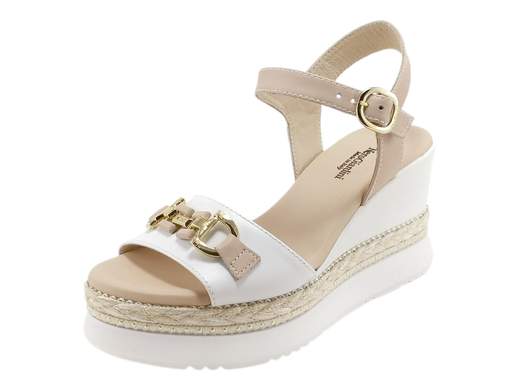 Sandali con zeppa NeroGiardini, bicolore in pelle, accessorio glam e comfort stellare. Eleganza artigianale Made in Italy.<br /><br />Cerchi dei sandali con zeppa alti che siano comodi, stilosi e pronti a seguirti ovunque (anche in quella riunione che non finisce mai)? I *NeroGiardini E513552D* ti aspettano a piè fermo.<br /><br />La tomaia bicolore in pelle, raffinata e grintosa, è impreziosita da un accessorio metallico chic sulla fascia, mentre il cinturino alla caviglia regolabile con fibbia assicura una calzata precisa, tipo abbraccio (ma fashion).<br /><br />Il sottopiede in pelle super imbottito è pensato per chi ama i tacchi ma non i dolori, e la zeppa di 8 cm in gomma con inserto in rafia e mini borchie aggiunge quel tocco di stile che grida "estate italiana" da ogni angolazione.<br /><br />Perfetti come sandali estivi da donna eleganti, ma anche ideali per look casual chic, questi gioielli artigianali *Made in Italy* sono la combo perfetta tra comfort, design e personalità. Chi ha detto che la comodità non può brillare?