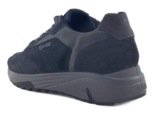 Sneakers uomo in pelle scamosciata bicolore, leggere e ammortizzate, ideali per camminare a lungo con comfort quotidiano.<br /><br />Queste sneakers da uomo combinano stile urbano raffinato e comfort avanzato, risultando perfette per un utilizzo quotidiano e prolungato. La tomaia è realizzata in pelle scamosciata bicolore blu notte con inserto grigio, una combinazione elegante e versatile che si adatta facilmente sia a look casual sia a outfit più curati.<br /><br />La calzata è comoda e ben bilanciata, studiata per accompagnare il piede durante tutta la giornata. La soletta estraibile in pelle memory foam, traspirante e ammortizzata, assicura un appoggio morbido e confortevole, riducendo l’affaticamento anche dopo molte ore di utilizzo.<br /><br />La chiusura con lacci a 6 fori permette una regolazione precisa e personalizzata, garantendo stabilità e adattabilità a ogni tipo di piede. Il vero punto di forza è il fondo running in poliuretano alto 4 cm, leggero e flessibile, progettato per offrire ottimo assorbimento degli urti. La sua forma sportiva favorisce una naturale proiezione del peso in avanti, rendendo queste sneakers particolarmente indicate per lunghe camminate e utilizzo continuo.<br /><br />Ideali per il tempo libero, il lavoro informale e la vita urbana, rappresentano una scelta affidabile per chi cerca comfort, leggerezza e stile Made in Italy in un’unica calzatura.