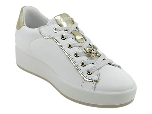 Sneakers donna IGI&CO Alina 7655200 in pelle bianca con dettagli oro, charm removibile e platform 3,5 cm. Comfort e stile Made in Italy su Laporta Calzature! <br /><br />Se vuoi dare un tocco glam ai tuoi passi, le IGI&CO Alina 7655200 sono la scelta perfetta! <br />In pelle bianca con eleganti dettagli oro, queste sneakers sprizzano stile da ogni angolazione. <br />Il charm removibile in oro e strass sui lacci aggiunge un tocco di luce, mentre il plantare imbottito ed estraibile è sufficientemente spesso da permettere l'inserimento di un supporto personalizzato. <br />Il platform da 3,5 cm assicura comfort e slancio alla silhouette. <br />Scoprile ora su Laporta Calzature e rendi ogni tuo outfit impeccabile!