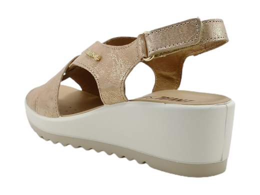 Scopri i Sandali Donna ENVAL Soft 5781133 Calypso in pelle laminata sabbia, comodi e avvolgenti, su Laporta Calzature. Acquista ora!<br /><br />I Sandali Donna ENVAL Soft 5781133 Calypso, disponibili su Laporta Calzature, offrono una combinazione perfetta di stile e comfort. <br />Realizzati in eleganti fasce incrociate in pelle laminata sabbia, questi sandali garantiscono una calzata comoda e avvolgente. <br />Il cinturino posteriore con chiusura a strappo assicura una regolazione ottimale e una tenuta sicura. <br />La zeppa leggera e flessibile di 5 cm aggiunge altezza senza compromettere la comodità. Il sottopiede morbido in pelle offre un comfort eccezionale e una stabilità duratura per l'uso quotidiano. <br />Orgogliosamente Made in Italy, questi sandali sono ideali per chi cerca qualità e stile. <br />Non perdere l'occasione di aggiungere un tocco di eleganza al tuo guardaroba, acquista ora su Laporta Calzature!