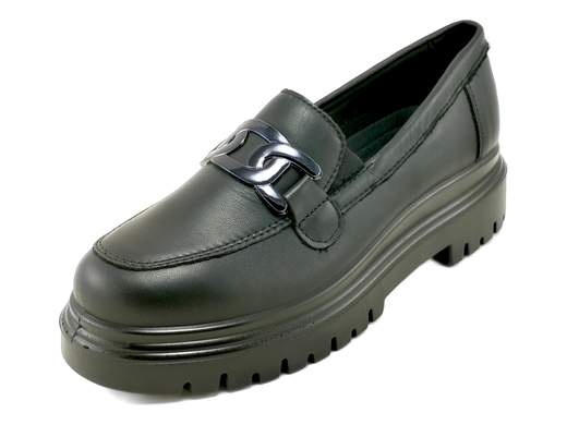 Mocassini donna IGI&CO 8663800 Stefany in pelle con accessorio lucido e fondo carrarmato. Comodi, leggeri e raffinati. Made in Italy.<br /><br />I mocassini IGI&CO 8663800 Stefany uniscono stile e comfort in perfetto equilibrio. Realizzati in morbida pelle, si distinguono per il grazioso accessorio lucido che dona un tocco chic e moderno, rendendoli perfetti per ogni occasione.<br /><br />Il plantare in pelle con imbottitura memory foam assicura una morbidezza incredibile, mentre il fondo carrarmato in poliuretano con tacco di 4 cm offre leggerezza, flessibilità e stabilità a ogni passo.<br /><br />Ideali per l’ufficio, per il tempo libero o per un’uscita serale, sono la scelta giusta per chi vuole un look sportivo ma elegante, senza rinunciare al comfort.<br />Ovviamente Made in Italy — perché la qualità si vede (e si sente) a ogni passo.<br /><br />Vuoi sentirti comoda ma sempre impeccabile? Questi mocassini sono fatti apposta per te.