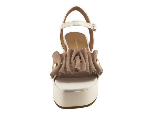 Sandalo elegante da donna Gianmarco Sorelli in pelle milk con zeppa platform da 6 cm e dettaglio drappeggiato in camoscio castoro.