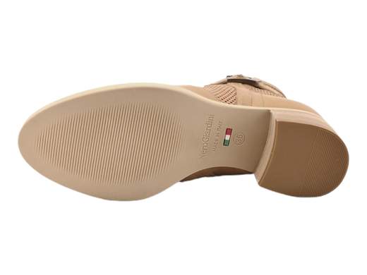 Stivaletto NeroGiardini E409710D: eleganza e comfort in ogni passo!<br />Pelle traforata, accessorio logato, zip laterale, plantare estraibile DryGo e tacco di 4 cm.
