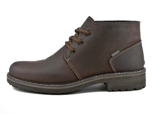 Stivaletti uomo impermeabili in nabuk con GORE-TEX, caldi e traspiranti. Comfort elevato, ideali per pioggia, lavoro e inverno.<br /><br />Questi stivaletti da uomo uniscono l’estetica pulita delle Desert Boot a una struttura tecnica pensata per affrontare l’inverno e le condizioni climatiche più difficili. La tomaia in nabuk ingrassato color Testa di Moro respinge l’acqua, mentre la fodera in GORE-TEX garantisce impermeabilità totale lasciando il piede asciutto e traspirante per tutta la giornata.<br /><br />La calzata è comoda e ben bilanciata, ideale per un utilizzo prolungato. La soletta in pelle imbottita ed estraibile migliora il comfort e la traspirazione, mentre la suola in poliuretano isolante e leggera, con leggero carrarmato e tacco di 3 cm, assicura stabilità, ammortizzazione e protezione dal freddo.<br /><br />Esteticamente sembrano eleganti polacchine casual, ma dentro nascondono l’anima di un vero anfibio: perfette per pioggia, freddo, lavoro quotidiano e uscite serali, senza rinunciare allo stile. Un modello versatile, robusto e raffinato, pensato per chi vuole comfort e affidabilità in ogni situazione.<br /><br />Made in Italy