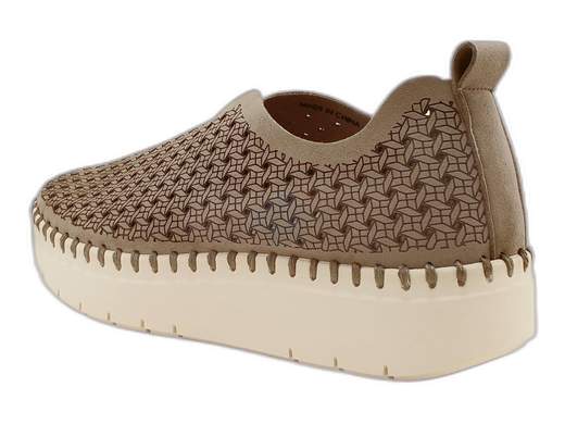 Ballerine GRÜNLAND traforate in ecopelle, plantare RE-SOFT estraibile e suola leggera 4 cm. Fresche, comode e ideali per l’estate!<br /><br />Le ballerine GRÜNLAND SC 4370 F6SILI sono il perfetto mix tra comfort estremo e freschezza estiva. <br />Realizzate in morbidissima ecopelle traforata, lasciano respirare il piede anche nei giorni più torridi. <br />Il sottopiede RE-SOFT in pelle è particolarmente imbottito, estraibile e sostituibile eventualmente con il tuo plantare personale, per un comfort su misura. <br />La suola platform in gomma leggera da 4 cm è flessibile e super stabile. <br />Fresche, versatili e pronte a seguirti ovunque: dall’ufficio alla passeggiata sul lungomare.