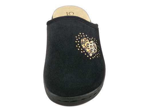 Pantofole donna invernali aperte dietro in peluche nero con zeppa antiscivolo. Calde, comode e stabili per la casa. Made in Italy.<br /><br />Queste pantofole donna invernali sono pensate per offrire calore, comfort e stabilità durante la stagione fredda, senza rinunciare a un tocco elegante. La tomaia è realizzata in peluche nero liscio, impreziosita da un grazioso decoro maculato a forma di cuore, rifinito con piccoli strass dorati che donano luminosità e femminilità.<br /><br />La fodera interna in tessuto caldo avvolge il piede assicurando una piacevole sensazione di morbidezza e protezione dal freddo. Il sottopiede imbottito in velluto garantisce un appoggio confortevole, ideale per un utilizzo quotidiano prolungato in casa.<br /><br />Il fondo a zeppa da 4 cm in gomma, flessibile e antiscivolo, assicura stabilità e sicurezza anche su superfici leggermente bagnate, rendendo queste pantofole perfette non solo per il relax ma anche per le normali attività domestiche.<br /><br />Una pantofola pratica, calda e decorativa, ideale per vivere la casa in totale comfort durante l’inverno.<br /><br />Nota vestibilità: si consiglia di scegliere una taglia in più rispetto alla normale taglia utilizzata nelle pantofole.