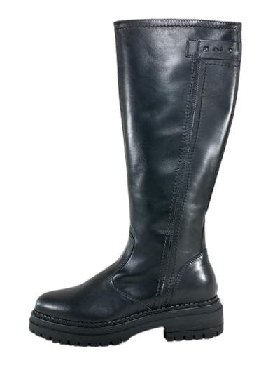 Improntato all'eleganza e alla praticità, lo stivale basso da donna NeroGiardini I308956D è l'emblema dello stile sofisticato italiano senza rinunciare al comfort. Realizzato in pelle pregiata e impreziosito da un raffinato accessorio logato, questo stivale grazie all'elastico sul gambale, si adatta con precisione alla forma della gamba, garantendo una vestibilità su misura. La chiusura lampo laterale rende l'indossarlo rapido e agevole, mentre il plantare estraibile imbottito con tecnologia DryGo offre un comfort superiore e assorbe l'umidità per mantenere i piedi freschi e asciutti. La suola in gomma carrarmato, con un tacco a blocco di 4 cm, conferisce un tocco di stile e offre un'ottima aderenza su qualsiasi superficie, soprattutto nelle giornate più fredde.