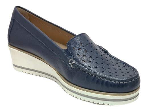 Esalta il tuo stile con il mocassino zeppa da donna Susimoda 42100/110. Realizzato in morbida pelle blu e caratterizzato da una tomaia parzialmente traforata, questo mocassino unisce eleganza e comfort in modo impeccabile. La fodera in pelle dona una sensazione di lusso ai piedi, mentre la zeppa in gomma antiscivolo flessibile da 4 cm offre il giusto supporto per camminare con sicurezza. Scopri l'artigianalità e lo stile unico di Susimoda, e vivi ogni momento con stile e comfort.